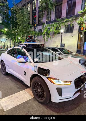 Atlanta, Usa. Oktober 2025. Ein selbstfahrendes Waymo-Fahrzeug fährt am 22. Oktober 2025 durch die Straßen der Innenstadt von Atlanta, Georgia. Waymo, das Unternehmen der Alphabet Inc., betreibt vollelektrische, vollständig selbstfahrende Taxis für die öffentliche Nutzung in mehreren US-Städten, darunter Atlanta, Phoenix, San Francisco und Los Angeles. (Foto: Samuel Rigelhaupt/SIPA USA) Credit: SIPA USA/Alamy Live News Stockfoto