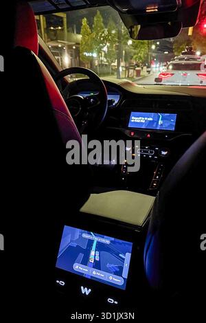 Atlanta, Usa. Oktober 2025. Ein selbstfahrendes Waymo-Fahrzeug fährt am 20. Oktober 2025 durch die Straßen der Innenstadt von Atlanta, Georgia. Waymo, das Unternehmen der Alphabet Inc., betreibt vollelektrische, vollständig selbstfahrende Taxis für die öffentliche Nutzung in mehreren US-Städten, darunter Atlanta, Phoenix, San Francisco und Los Angeles. (Foto: Samuel Rigelhaupt/SIPA USA) Credit: SIPA USA/Alamy Live News Stockfoto