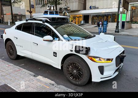 Atlanta, Usa. Oktober 2025. Ein selbstfahrendes Waymo-Fahrzeug fährt am 22. Oktober 2025 durch die Straßen der Innenstadt von Atlanta, Georgia. Waymo, das Unternehmen der Alphabet Inc., betreibt vollelektrische, vollständig selbstfahrende Taxis für die öffentliche Nutzung in mehreren US-Städten, darunter Atlanta, Phoenix, San Francisco und Los Angeles. (Foto: Samuel Rigelhaupt/SIPA USA) Credit: SIPA USA/Alamy Live News Stockfoto