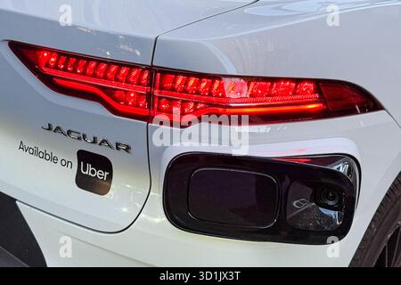 Atlanta, Usa. Oktober 2025. Ein selbstfahrendes Waymo-Fahrzeug fährt am 22. Oktober 2025 durch die Straßen der Innenstadt von Atlanta, Georgia. Waymo, das Unternehmen der Alphabet Inc., betreibt vollelektrische, vollständig selbstfahrende Taxis für die öffentliche Nutzung in mehreren US-Städten, darunter Atlanta, Phoenix, San Francisco und Los Angeles. (Foto: Samuel Rigelhaupt/SIPA USA) Credit: SIPA USA/Alamy Live News Stockfoto