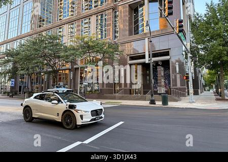 Atlanta, Usa. Oktober 2025. Ein selbstfahrendes Waymo-Fahrzeug fährt am 22. Oktober 2025 durch die Straßen der Innenstadt von Atlanta, Georgia. Waymo, das Unternehmen der Alphabet Inc., betreibt vollelektrische, vollständig selbstfahrende Taxis für die öffentliche Nutzung in mehreren US-Städten, darunter Atlanta, Phoenix, San Francisco und Los Angeles. (Foto: Samuel Rigelhaupt/SIPA USA) Credit: SIPA USA/Alamy Live News Stockfoto