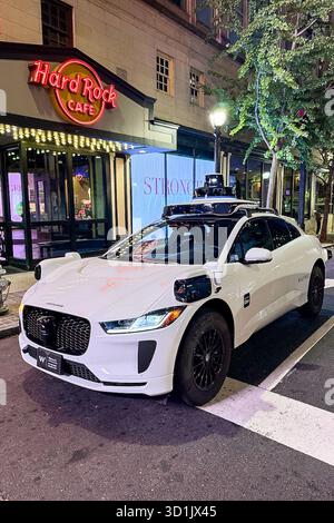 Atlanta, Usa. Oktober 2025. Ein selbstfahrendes Waymo-Fahrzeug fährt am 22. Oktober 2025 durch die Straßen der Innenstadt von Atlanta, Georgia. Waymo, das Unternehmen der Alphabet Inc., betreibt vollelektrische, vollständig selbstfahrende Taxis für die öffentliche Nutzung in mehreren US-Städten, darunter Atlanta, Phoenix, San Francisco und Los Angeles. (Foto: Samuel Rigelhaupt/SIPA USA) Credit: SIPA USA/Alamy Live News Stockfoto