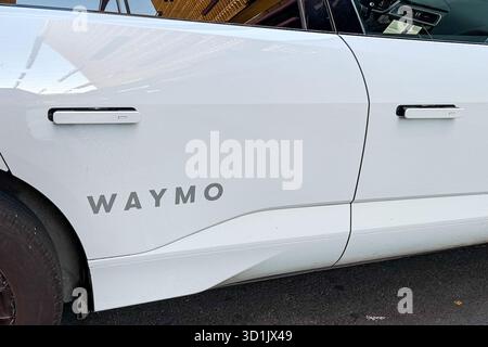 Atlanta, Usa. Oktober 2025. Ein selbstfahrendes Waymo-Fahrzeug fährt am 22. Oktober 2025 durch die Straßen der Innenstadt von Atlanta, Georgia. Waymo, das Unternehmen der Alphabet Inc., betreibt vollelektrische, vollständig selbstfahrende Taxis für die öffentliche Nutzung in mehreren US-Städten, darunter Atlanta, Phoenix, San Francisco und Los Angeles. (Foto: Samuel Rigelhaupt/SIPA USA) Credit: SIPA USA/Alamy Live News Stockfoto