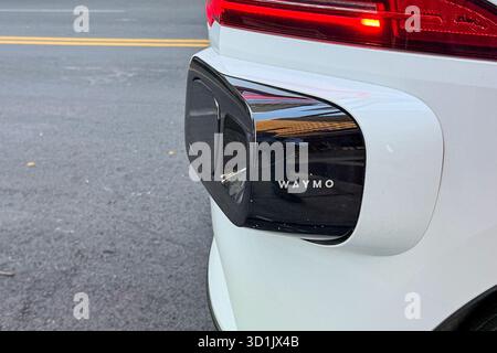 Atlanta, Usa. Oktober 2025. Ein selbstfahrendes Waymo-Fahrzeug fährt am 22. Oktober 2025 durch die Straßen der Innenstadt von Atlanta, Georgia. Waymo, das Unternehmen der Alphabet Inc., betreibt vollelektrische, vollständig selbstfahrende Taxis für die öffentliche Nutzung in mehreren US-Städten, darunter Atlanta, Phoenix, San Francisco und Los Angeles. (Foto: Samuel Rigelhaupt/SIPA USA) Credit: SIPA USA/Alamy Live News Stockfoto