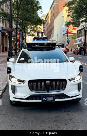 Atlanta, Usa. Oktober 2025. Ein selbstfahrendes Waymo-Fahrzeug fährt am 22. Oktober 2025 durch die Straßen der Innenstadt von Atlanta, Georgia. Waymo, das Unternehmen der Alphabet Inc., betreibt vollelektrische, vollständig selbstfahrende Taxis für die öffentliche Nutzung in mehreren US-Städten, darunter Atlanta, Phoenix, San Francisco und Los Angeles. (Foto: Samuel Rigelhaupt/SIPA USA) Credit: SIPA USA/Alamy Live News Stockfoto