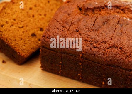 Frisches hausgemachtes Kürbisbrot, geschnitten auf hölzernem Schneidebrett Stockfoto