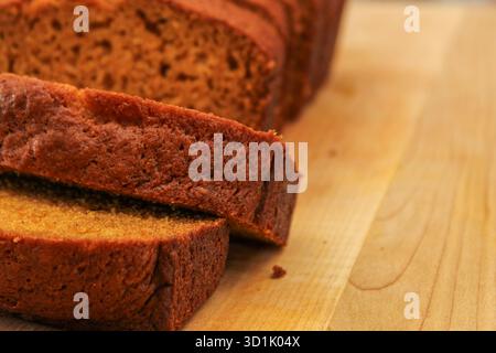 Frisches hausgemachtes Kürbisbrot, geschnitten auf hölzernem Schneidebrett Stockfoto