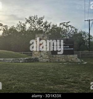Eingangstor zum Waco Mammoth National Monument mit National Park Service Schild, Texas Stockfoto