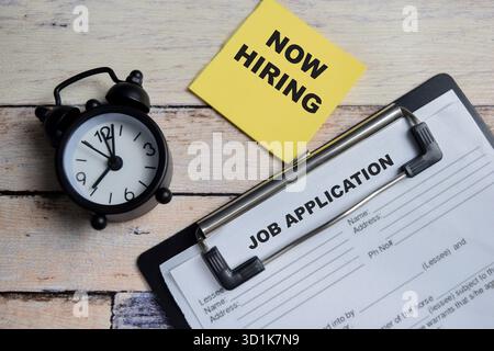 Konzept der Einstellung und Bewerbung Schreiben Sie auf die Zwischenablage isoliert auf dem Holztisch. Stockfoto