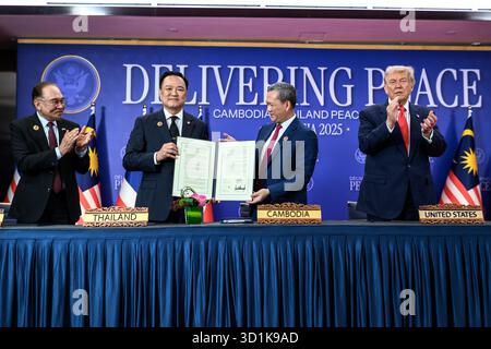 Präsident Donald Trump, der malaysische Premierminister Seri Anwar Ibrahim, der kambodschanische Premierminister Hun Manet und der thailändische Premierminister Anutin Charnvirakul unterzeichnen das Kuala Lumpur-Abkommen am Sonntag, den 25. Oktober 2025, auf dem ASEAN-Gipfel in Kuala Lumpur, Malaysia. (Offizielles Foto des Weißen Hauses von Daniel Torok) Stockfoto