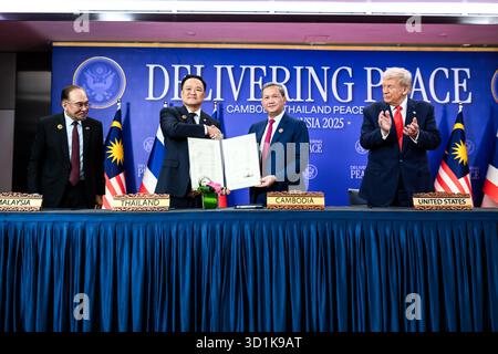 Präsident Donald Trump, der malaysische Premierminister Seri Anwar Ibrahim, der kambodschanische Premierminister Hun Manet und der thailändische Premierminister Anutin Charnvirakul unterzeichnen das Kuala Lumpur-Abkommen am Sonntag, den 25. Oktober 2025, auf dem ASEAN-Gipfel in Kuala Lumpur, Malaysia. (Offizielles Foto des Weißen Hauses von Daniel Torok) Stockfoto