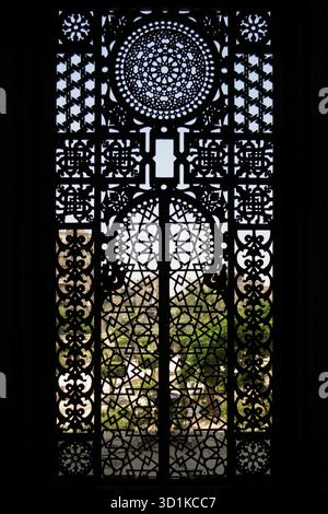 Komplizierte geometrische Gitterfenster mit traditionellem islamischem Design, bekannt als Mashrabiya, aus der Al-Rifa'i Moschee in Kairo, Ägypten Stockfoto