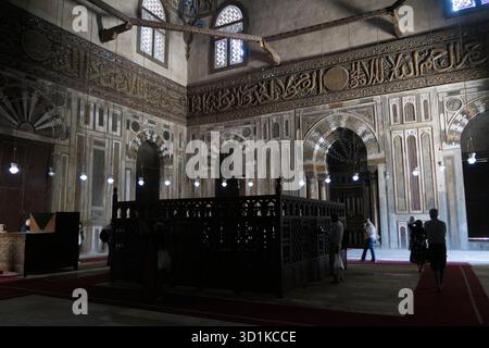 Innenansicht der Moschee-Madrasa von Sultan Hasan, einem monumentalen Komplex in Kairo, Ägypten Stockfoto