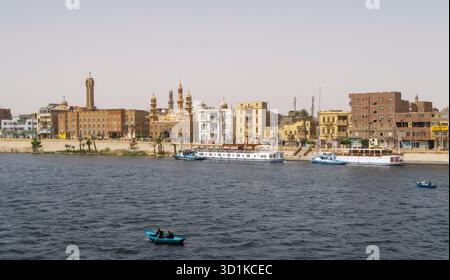 Blick auf die Stadt Esna am Westufer des Nils in Oberägypten Stockfoto