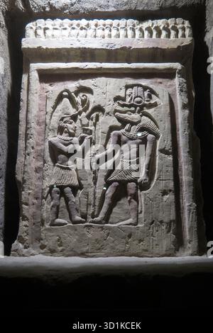 Altes Steinrelief mit Sobek, dem alten ägyptischen Krokodilgott im KOM Ombo Krokodilmuseum, Ägypten Stockfoto