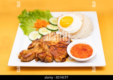 Vietnamesischer gegrillter Schweinefleisch mit gebrochenem Reis und Ei Stockfoto
