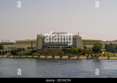 Das Mövenpick Resort Aswan Hotel befindet sich in Ägypten auf der Insel Elephantine in der Mitte des Nils Stockfoto