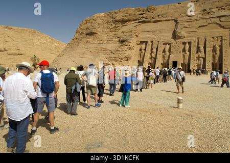 Gruppe von Touristen, die den antiken Tempel von Hathor und Nefertari in Abu Simbel, auch bekannt als kleiner Tempel, in Ägypten besuchen Stockfoto