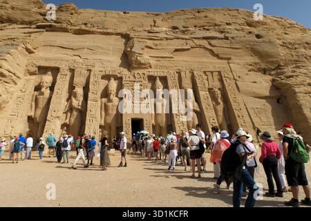 Gruppe von Touristen, die den antiken Tempel von Hathor und Nefertari in Abu Simbel, auch bekannt als kleiner Tempel, in Ägypten besuchen Stockfoto