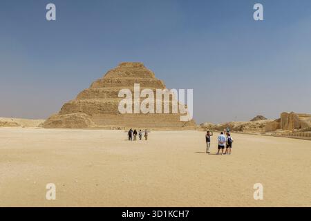 Pyramide von Djoser - antike Stufenpyramide, die unter einem klaren blauen Himmel aus der Wüste aufsteigt und die frühägyptische Architektur in Memphis, Ägypten, zeigt Stockfoto