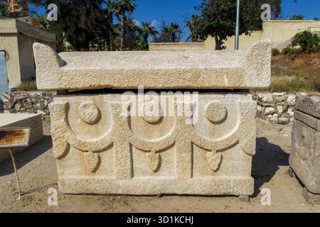 Alte Steinsarkophage mit dekorativen Schnitzereien im Freien Steingräber vor der Katakombe von KOM El Shoqafa in Alexandria, Ägypten Stockfoto