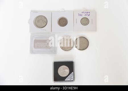 Den haag, Niederlande - 19. Oktober 2025: australische und Euro-Silbermünzen und Silberbarren zum Sammeln, Stapeln und Anlegen Stockfoto