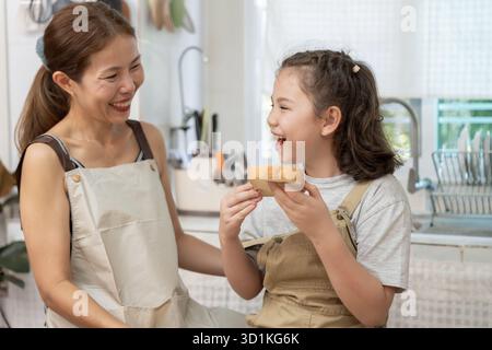 Familienzeit, Frühstück, gemeinsame Aktivitäten während der Ferien. Eltern und Kinder essen in den Ferien zusammen. Neues Zuhause für Fam Stockfoto