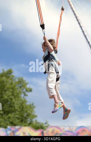 Eine Attraktion in einem Park für Kinder auf springenden Gummibändern Stockfoto