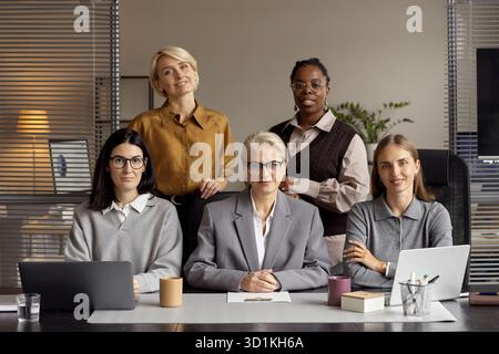 Verschiedene Gruppen von Frauen mittleren Alters und jungen Erwachsenen, die sich im Amt ausgeben Stockfoto