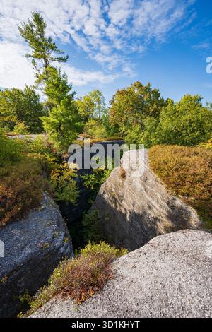 Der Rock City Park in Olean, New York, bietet massive Felsformationen, Waldwege und einen atemberaubenden Blick auf die Enchanted Mountains Stockfoto