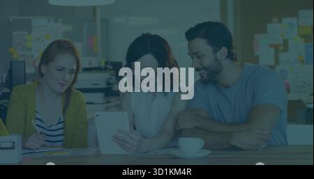 Das Team-Trio untersucht den Tablet-Bildschirm an einem modernen Bürotisch mit losen Papieren und Kaffee Stockfoto