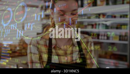 Sie zeigt weibliche Angestellte im Geschäft, die karierte Hemdschürze trägt, die den Lebensmittelladen mit den Aktienkarten verbindet Stockfoto