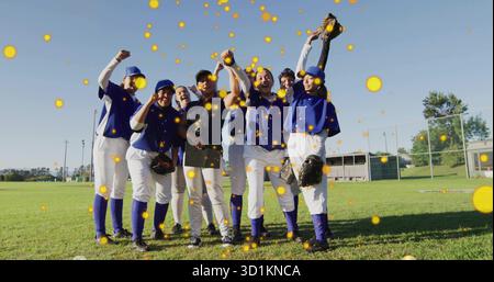 Mit Handschuhen und Klemmbrett feiert man Baseballspieler und Coach, die Fäuste auf dem Baseballfeld pumpen Stockfoto