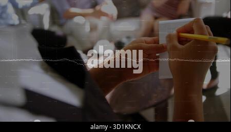 Hände mit gelbem Bleistift auf weißer Notizkarte in der Werkstatt mit Kaffeetasse, Kopierraum Stockfoto