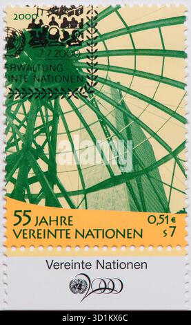 Die Stempel der Vereinten Nationen, die Marke des Büros der Vereinten Nationen in Wien, die 2000 zum 55. Jahrestag der Vereinten Nationen herausgegeben wurde. Die Marke zeigt das Logo der Vereinten Nationen und eine Darstellung des Internationalen Zentrums Wien, auch bekannt als UNO City Stockfoto