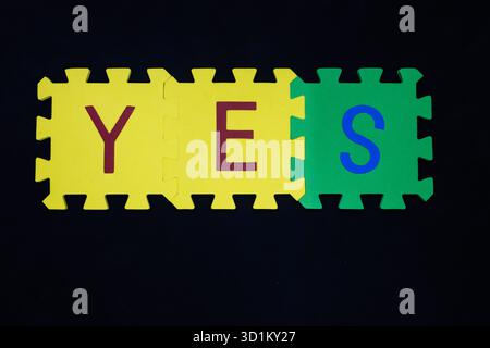 Einverständniskonzept helle Alphabet-Schaumstofffliesen sagen ja Stockfoto