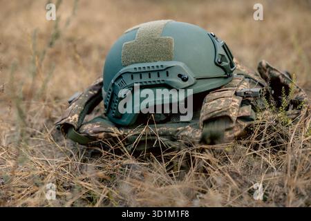 Eine kugelsichere Weste und ein Militärhelm lügen. Uniformen und moderne Waffen der Armee. Vorbereitung auf eine Spezialoperation zur Vernichtung von Terroristen Stockfoto