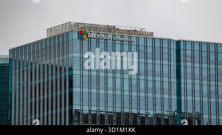 SEOUL, SÜDKOREA - 11. OKTOBER 2025 - Moderne Glasfassade des Microsoft Korea Bürogebäudes in Seoul, Südkorea Stockfoto