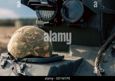 Der Helm liegt auf der Flugabwehrkanone. Stockfoto