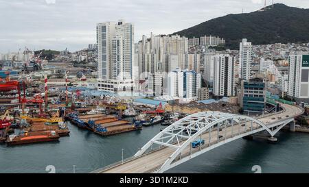 BUSAN, SÜDKOREA - 9. OKTOBER 2025 - Busans Stadtbild zeigt die städtische Entwicklung an der Küste, den geschäftigen Hafen und die Infrastruktur Stockfoto