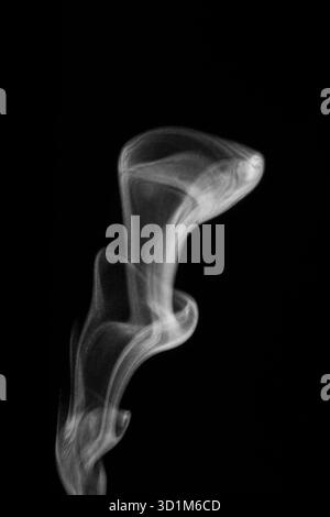 Nahaufnahme von weißem Wasserdampf mit Spray aus dem Luftbefeuchter. Isoliert auf schwarzem Hintergrund. Dampfrauch auf schwarzem Hintergrund. Weißer Fantasy-Rauch Stockfoto