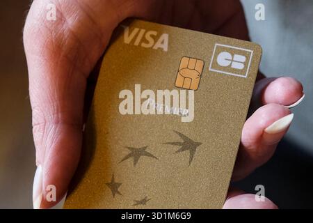 Nahaufnahme der Gold-BNP Paribas Visa Premier-Karte in der Hand, die französisches Bankwesen und Premium-Design hervorhebt. Stockfoto