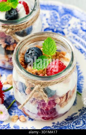 Gläser mit Früchten und Schlagsahne. Leckeres Sommerdessert. Stockfoto