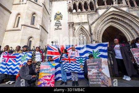 Chagos Islands gerichtliche Überprüfung. Zwei miteinander verknüpft. Die Fälle stellen Entscheidungen der britischen Regierung, die Chagossians betreffen, infrage, da keine Konsultation ab stattgefunden hat Stockfoto