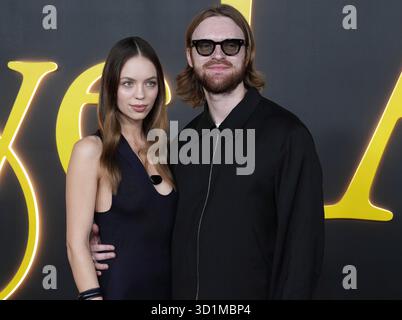 (L-R) Claudia Sulewski und Finneas O'Connell bei der Premiere des HBO Original I LOVE LA Los Angeles in den Paramount Studios in Los Angeles, KALIFORNIEN am Dienstag, 28. Oktober 2025. (Foto: Sthanlee B. Mirador/SIPA USA) Stockfoto