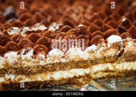 Nahaufnahme von Tiramisu mit mehrschichtigem Schwamm, getränkt mit Kaffee, Mascarponescreme und Kakaofüllung. Stockfoto