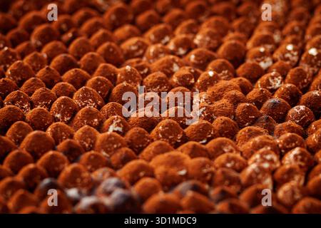 Detaillierte Ansicht der Tiramisu-Oberfläche, die mit Kakaopulver bedeckt ist und ein sich wiederholendes strukturiertes Muster bildet. Stockfoto
