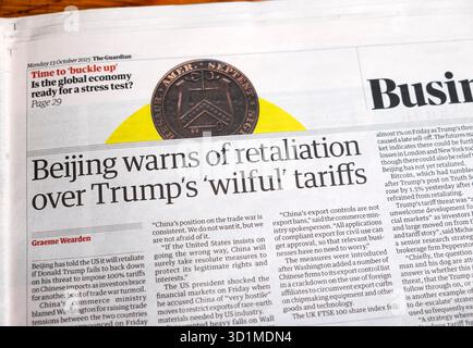 "Peking warnt vor Vergeltungsmaßnahmen wegen Trumps "vorsätzlicher" Zölle" die Guardian-Zeitung titelt China US-Handelszölle artikel 23 Oktober 2025 London UK Stockfoto
