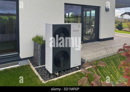 Gaeufelden, Deutschland. Oktober 2025. Thematisches Foto: Wärmepumpe. Wärmepumpe der Marke Vaillant auf einem neu errichteten Einfamilienhaus in Baden-Württemberg. Quelle: dpa/Alamy Live News Stockfoto