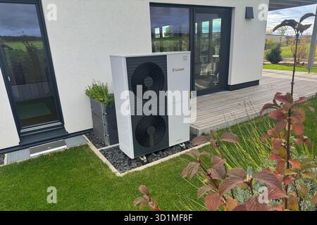 Gaeufelden, Deutschland. Oktober 2025. Thematisches Foto: Wärmepumpe. Wärmepumpe der Marke Vaillant auf einem neu errichteten Einfamilienhaus in Baden-Württemberg. Quelle: dpa/Alamy Live News Stockfoto